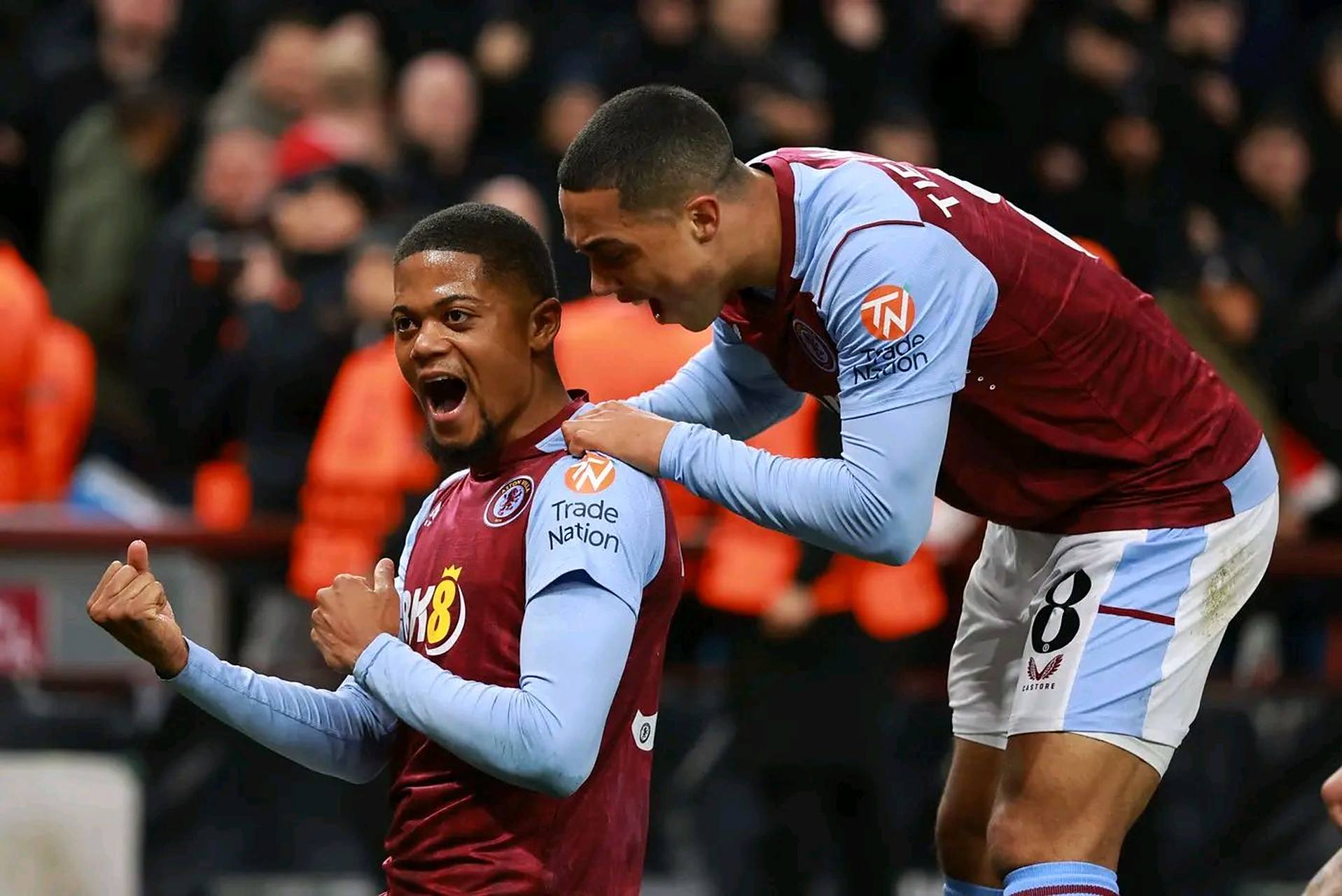 篮球篮网主力中锋脚踝扭伤，伤势待评估